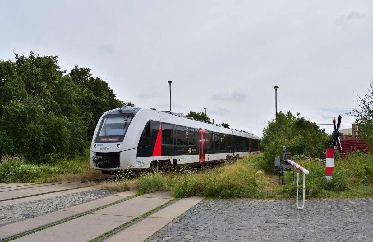 1648 405 kommt aus Naumburg Ost in Richtung Naumburg Hbf gefahren. Der Standort ist am Ende des Fußweges auf dieser Seite und endet vor den Gleisen (siehe vorherige Bilder des BÜ auf der linken Seite) und befindet sich nicht direkt im Bahnübergang.

Naumburg 11.08.2021