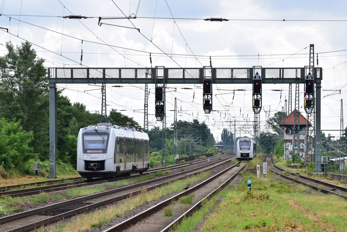 1648 411 und 1648 436 fahren in Magdeburg Neustadt ein.

Magdeburg 04.08.2021