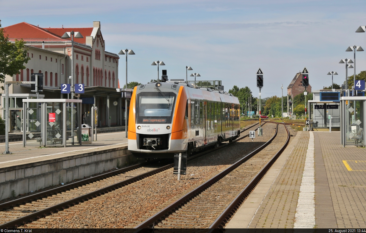 1648 416-3 (Alstom Coradia LINT 41), mit Werbung für die Nahverkehrsservice Sachsen-Anhalt GmbH (NASA), steht im Startbahnhof Aschersleben auf Gleis 3.

🧰 Abellio Rail Mitteldeutschland GmbH
🚝 RB 80402 (RB41) Aschersleben–Magdeburg Hbf
🕓 25.8.2021 | 13:44 Uhr