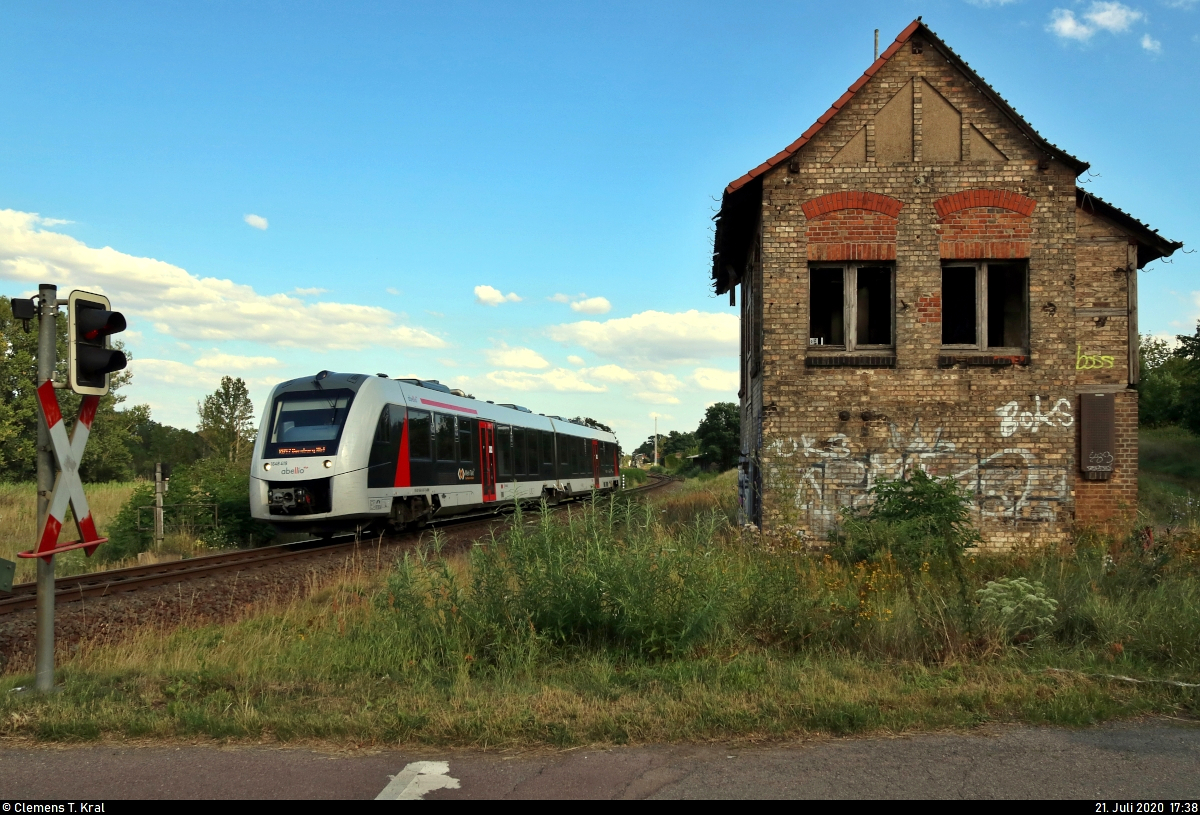 1648 419 (Alstom Coradia LINT 41) der Abellio Rail Mitteldeutschland GmbH als RB 80432 (RB47) von Halle(Saale)Hbf nach Bernburg Hbf passiert ein ehemaliges Stellwerk (weitere Details leider nicht bekannt) am Bahnübergang (Bü) Trebitzer Straße in Wallwitz (Petersberg) auf der Bahnstrecke Halle–Vienenburg (KBS 330).
[21.7.2020 | 17:38 Uhr]