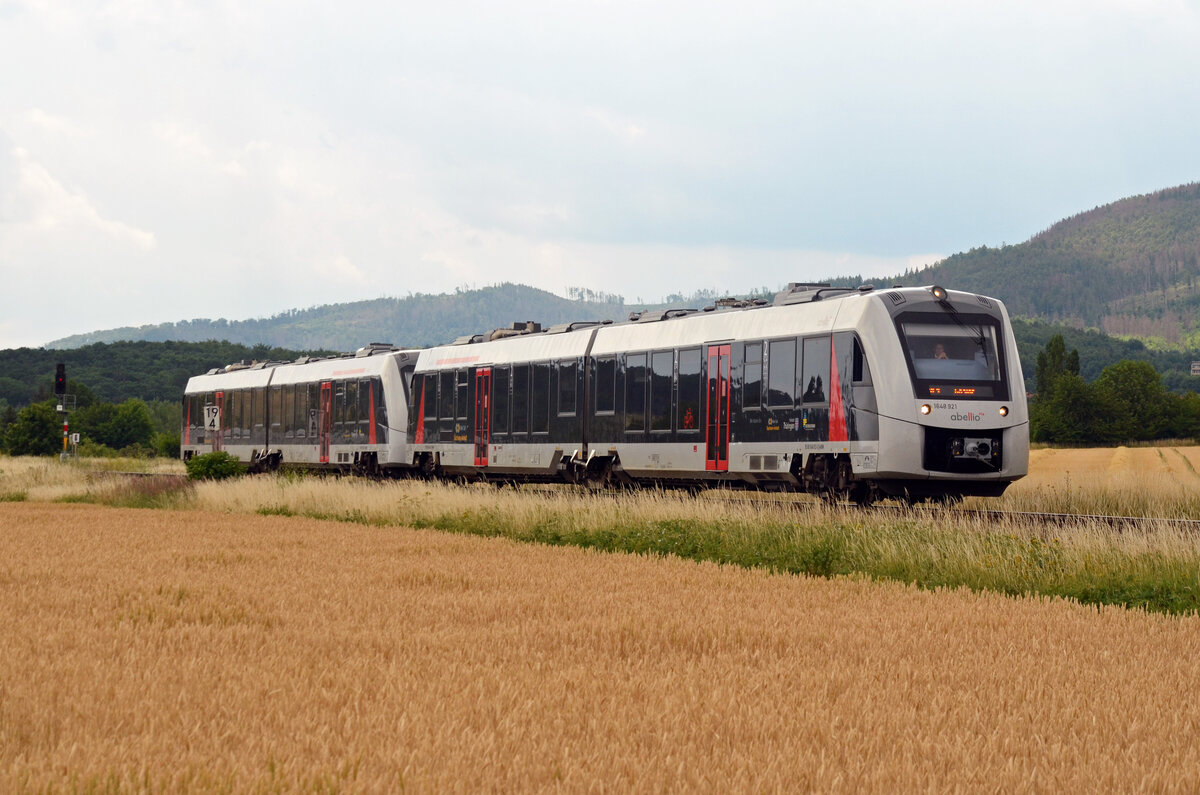 1648 421 und 1648 422 passieren am 05.07.22 auf dem Weg nach Goslar die Felder am Ortsrand von Ilsenburg.