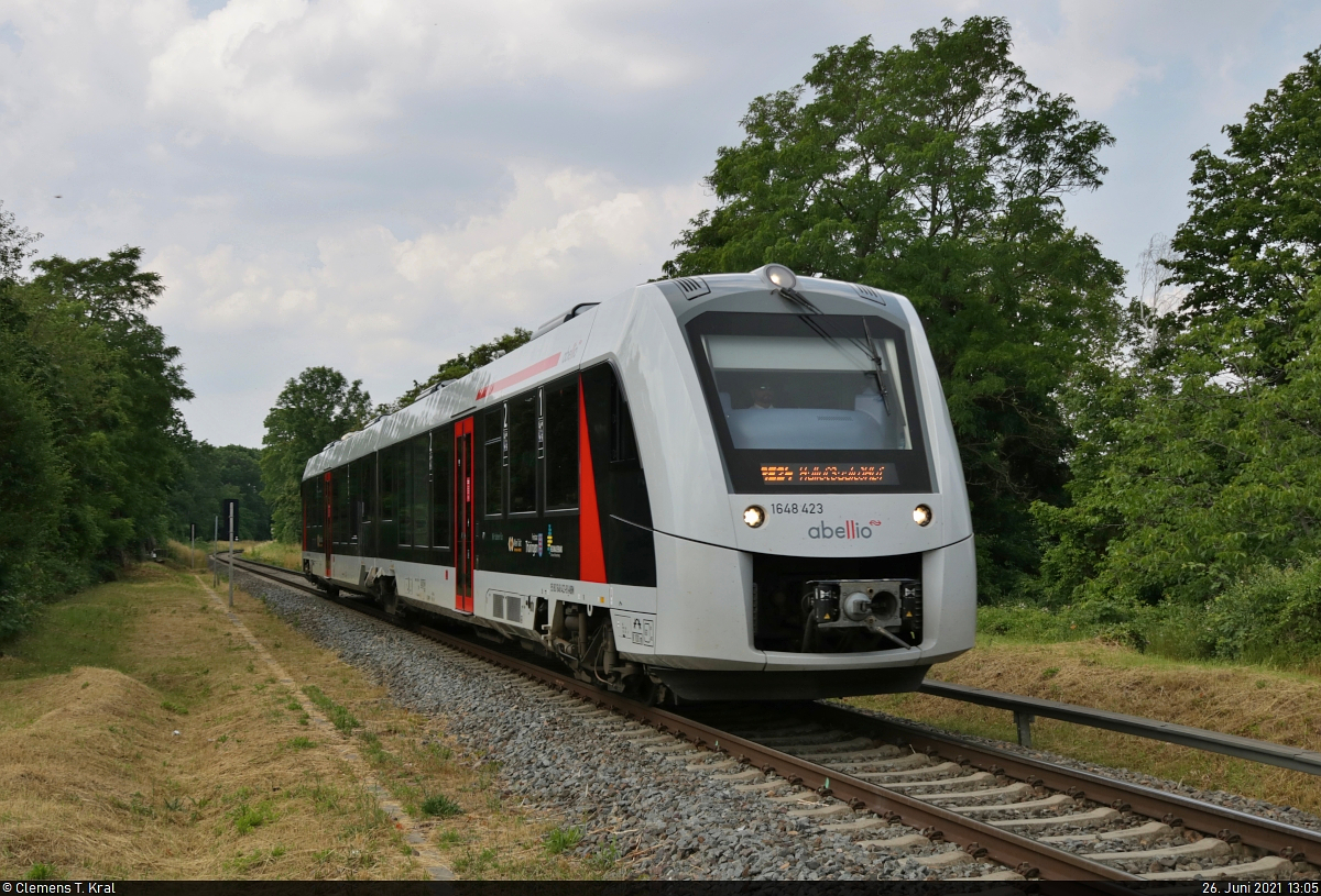 1648 423-9 (Alstom Coradia LINT 41) passiert den unbeschrankten Bahnübergang an der Julius-Kühn-Straße in Halle (Saale) und erreicht in wenigen Minuten sein Ziel, Halle(Saale)Hbf.

🧰 Abellio Rail Mitteldeutschland GmbH
🚝 RE 75737 (RE24) Halberstadt–Halle(Saale)Hbf
🚩 Bahnstrecke Halle–Vienenburg (KBS 330)
🕓 26.6.2021 | 13:05 Uhr