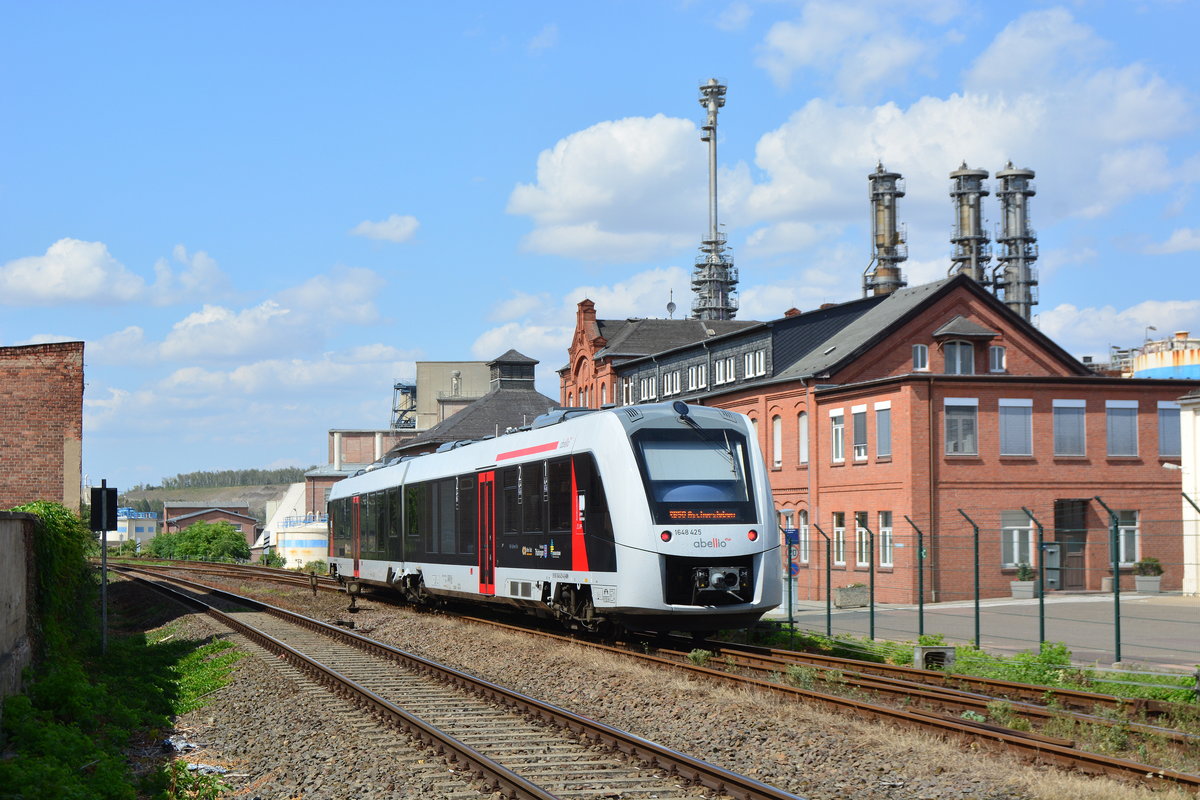 1648 425 hat soeben den Bahnhof Bernburg verlassen und passiert als RB50 auf den Weg nach Aschersleben das Solvay Sodawerk Bernburg.  

Bernburg 27.07.2019