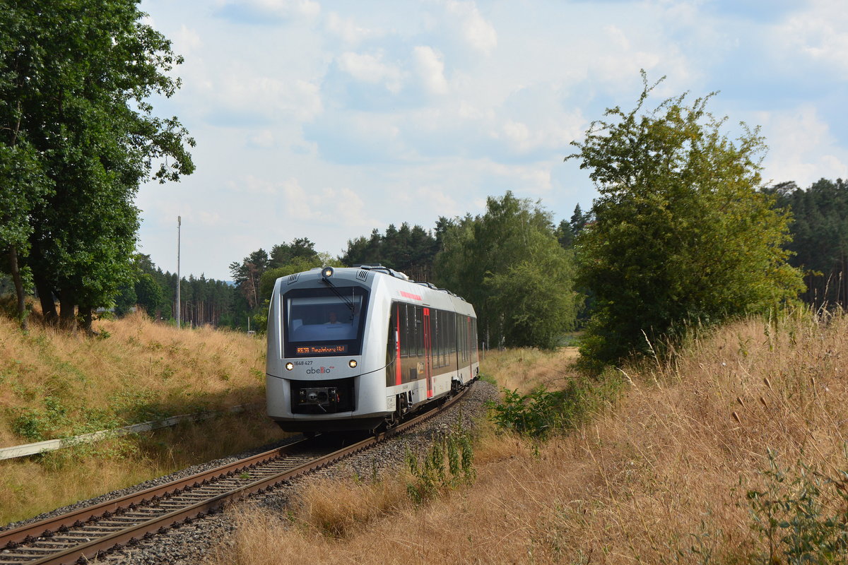 1648 427 hat soeben Börnecke verlassen und fährt als RE31 in Richtung Halberstadt und weiter nach Magdeburg.

Börnecke 28.07.2019