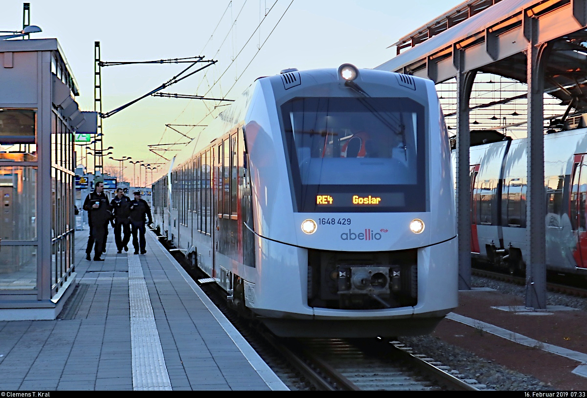 1648 429 und 1648 ??? (Alstom Coradia LINT 41) von Abellio Rail Mitteldeutschland als RE 75708 (RE4) nach Goslar stehen im Startbahnhof Halle(Saale)Hbf auf Gleis 12 D-F.
[16.2.2019 | 7:33 Uhr]
Hinweis an die Admins: Das Bild wurde mit dem Kit-Objektiv (Canon EF-S 18-55mm f/3.5-5.6 IS STM) aufgenommen.