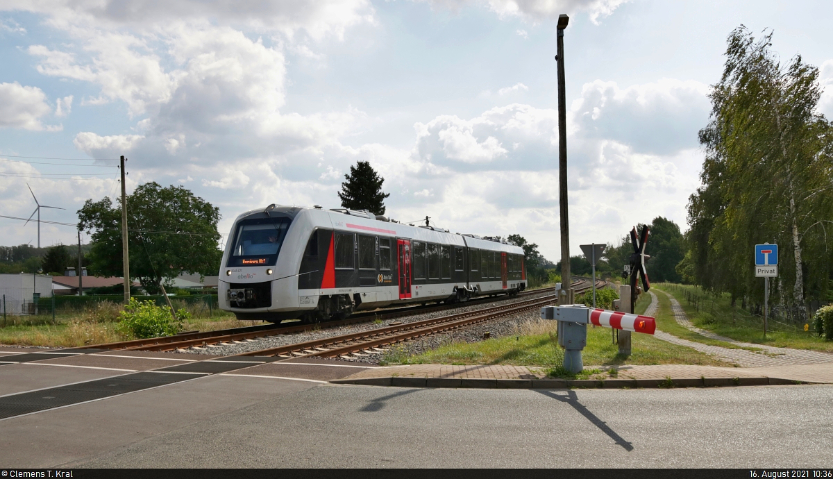 1648 431-2 (Alstom Coradia LINT 41) passiert die Halbschranke in Baalberge. Wegen Bauarbeiten in Bernburg Hbf wurde der von Calbe(Saale) Ost kommende Zug über Köthen umgeleitet.
Viele Grüße zurück an den Tf!

🧰 Abellio Rail Mitteldeutschland GmbH
🚝 RB 75677 (RB48) Magdeburg Hbf–Bernburg Hbf
🚩 Bahnstrecke Köthen–Aschersleben (KBS 334)
🕓 16.8.2021 | 10:36 Uhr