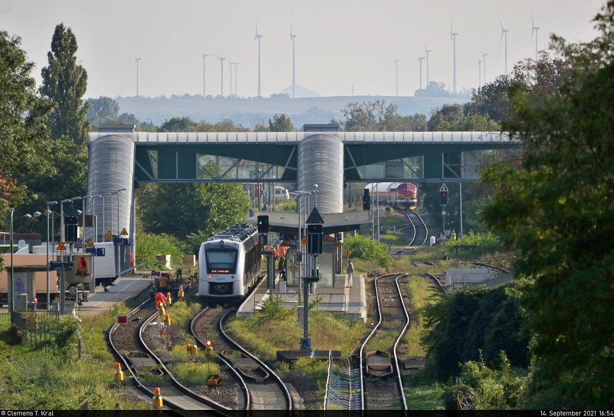1648 432-0 (Alstom Coradia LINT 41) hält mit einem Schwestertriebzug im Bahnhof Staßfurt auf Gleis 2. Wer genau hinsieht, kann zwei Dieselloks erkennen.
Aus der Ferne von der Brücke Schlachthofstraße (L 72) aufgenommen.

🧰 Abellio Rail Mitteldeutschland GmbH
🚝 RE 74851 (RE10) Magdeburg Hbf–Erfurt Hbf
🚩 Bahnstrecke Schönebeck–Güsten (KBS 335)
🕓 14.9.2021 | 16:54 Uhr