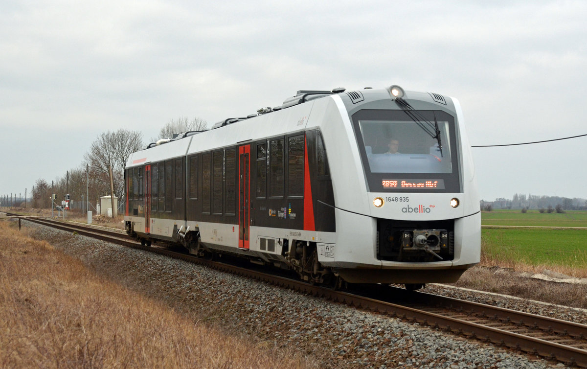 1648 435 von abellio passiert auf der Fahrt von Köthen nach Dessau am 02.03.19 den Bahnhof Osternienburg.