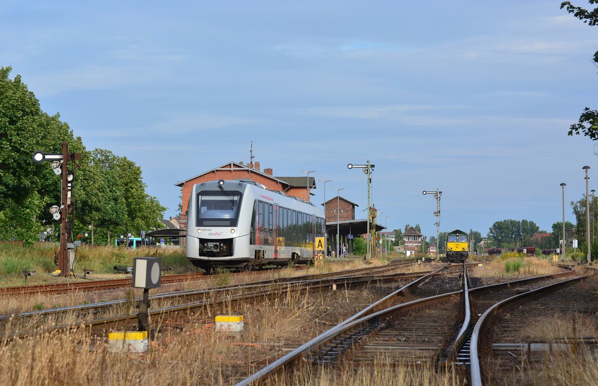 1648 440 wartet am Ausfahrsignal F auf Rangierfahrt zur Tankstelle. Zuvor muss er noch die Kreuzung mit 1648 437 abwarten und 266 063-7 mit ihrem Kieszug vorbei lassen.

Haldensleben 22.07.2019