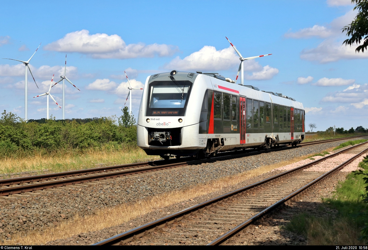 1648 446 (Alstom Coradia LINT 41) der Abellio Rail Mitteldeutschland GmbH als RE 75735 (RE24) von Halberstadt nach Halle(Saale)Hbf fährt in Nauendorf-Merbitz (Stadt Wettin-Löbejün) auf der Bahnstrecke Halle–Vienenburg (KBS 330).
Aufgenommen vom Bahnübergang (Bü) Domnitzer Straße.
[21.7.2020 | 10:58 Uhr]