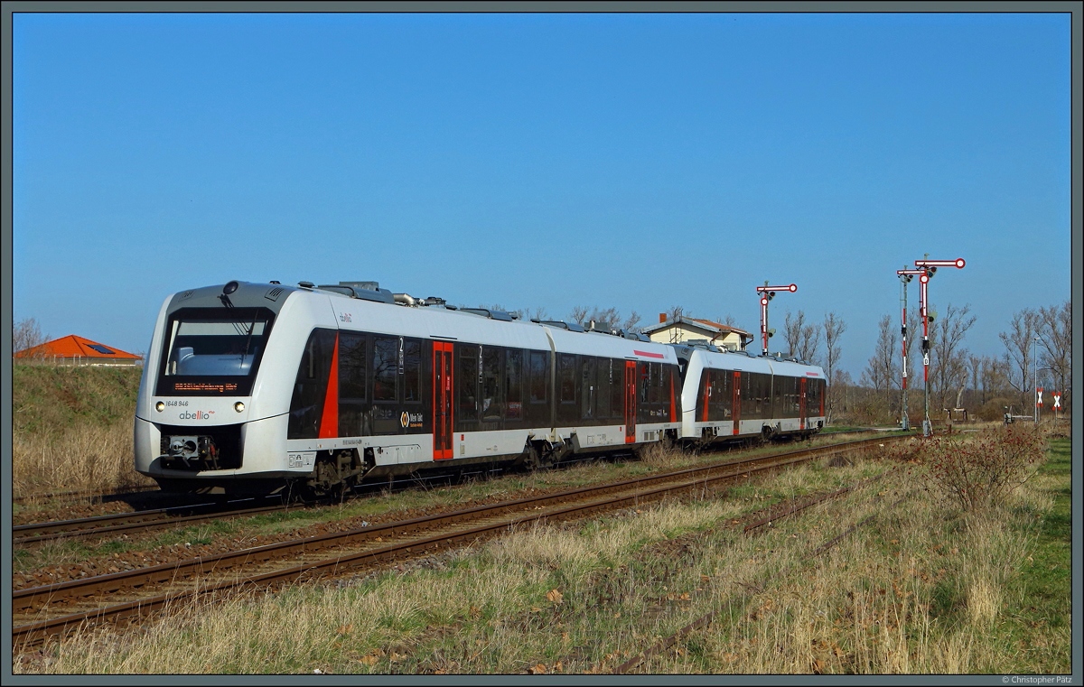 1648 446 fährt mit einem weiteren Lint 41 von Abellio am 30.03.2021 in den Bahnhof Barleben ein und passiert dabei die östlichen Ausfahrsignale am Wärterstellwerk W 1.