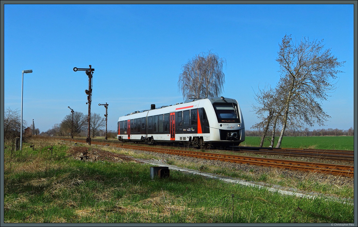 1648 446 passiert am 30.03.2021 die östlichen Ausfahrsignale des Bahnhofs Rätzlingen. 