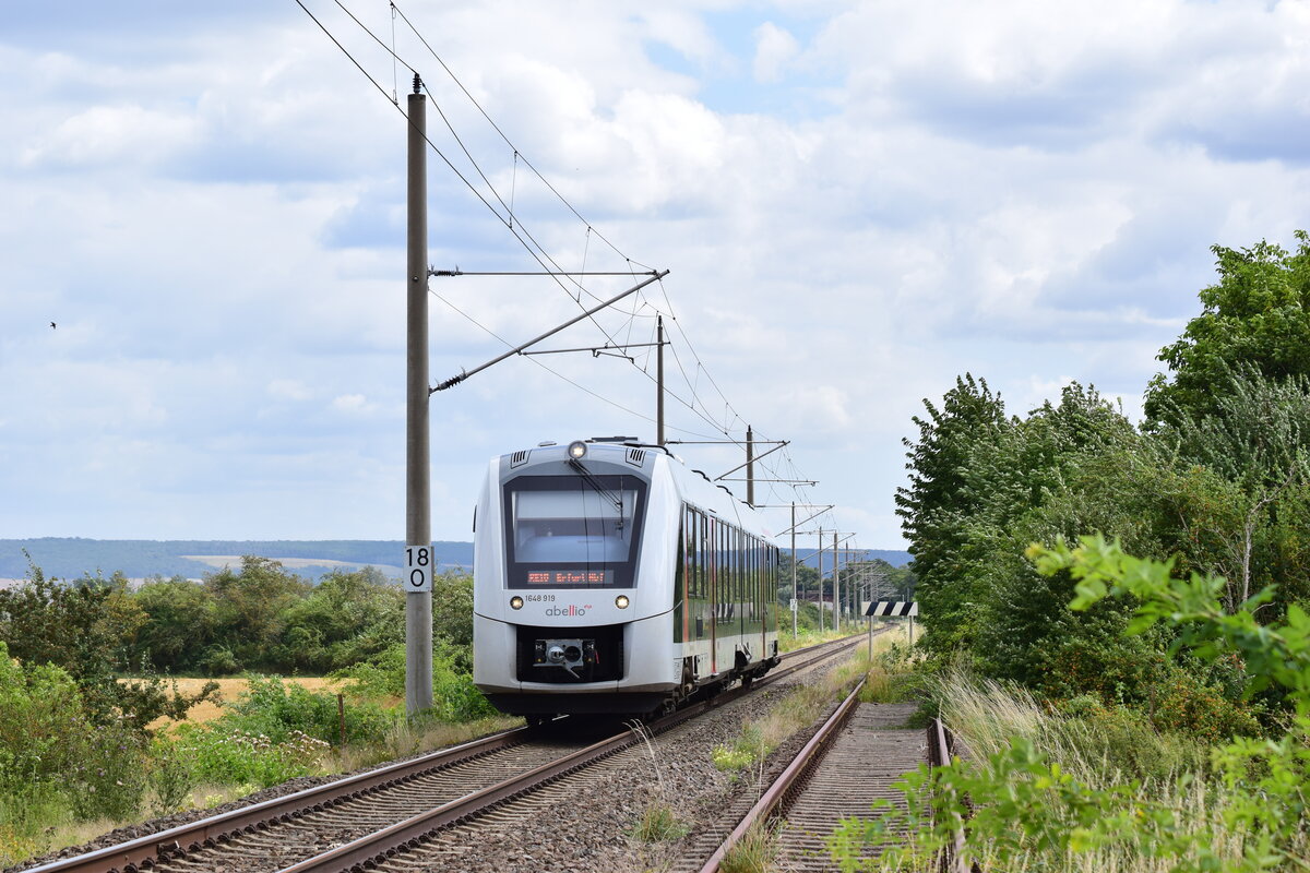 1648 452 kommt als RE10 von Reinsdorf in Richtung Bretleben gefahren. Die Strecke war früher 2 gleisig. Das zweite Gleis wurde später zwischen Sömmerda und Artern wieder stillgelegt und teilweise demontiert. Das Bild wurde von einem Bahnübergang aus gemacht.

Reinsdorf 16.08.2021