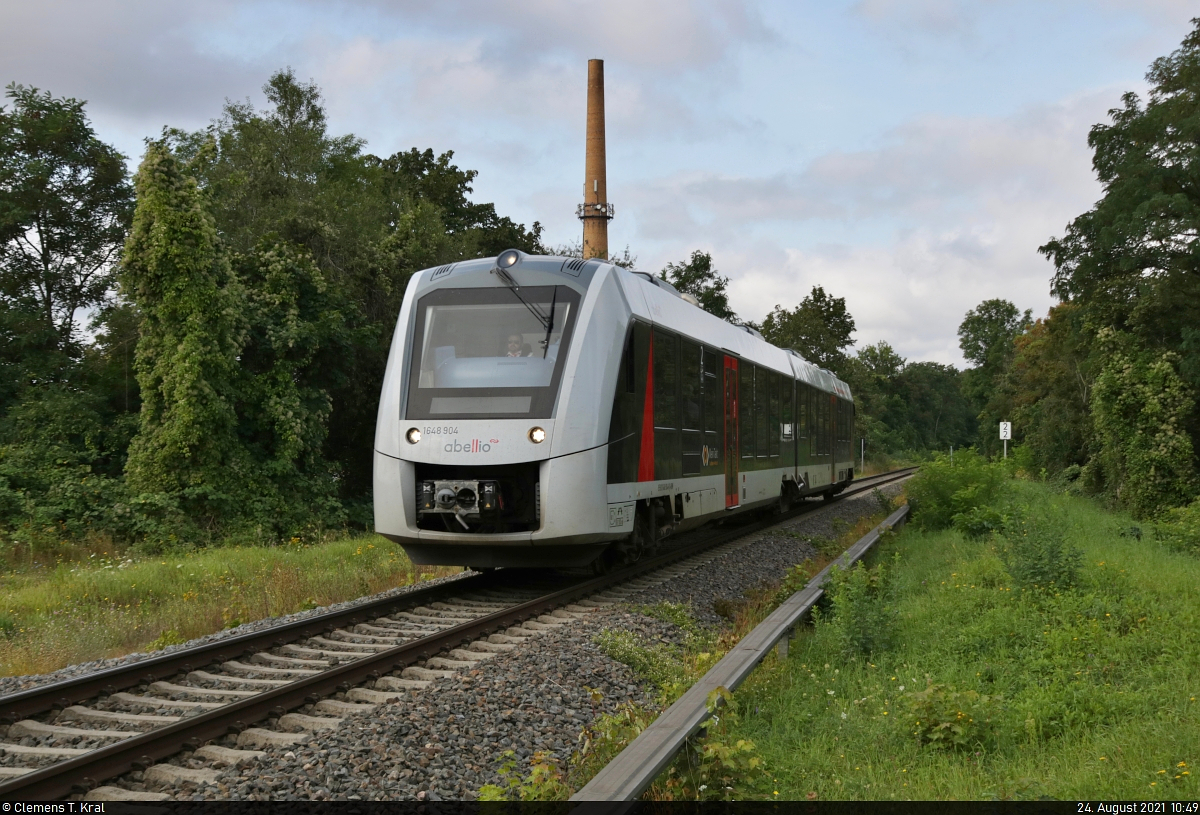 1648 904-8 (Alstom Coradia LINT 41) kündigt sich mit einem Pfiff am unbeschrankten Bahnübergang an der Julius-Kühn-Straße in Halle (Saale) an.

🧰 Abellio Rail Mitteldeutschland GmbH
🚝 RE 75707 (RE4) Goslar–Halle(Saale)Hbf [+45]
🚩 Bahnstrecke Halle–Vienenburg (KBS 330)
🕓 24.8.2021 | 10:49 Uhr