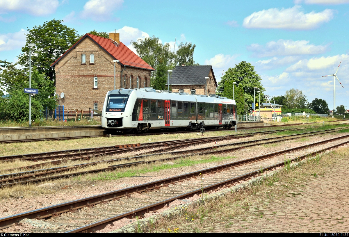 1648 905 (Alstom Coradia LINT 41) der Abellio Rail Mitteldeutschland GmbH als RB 80423 (RB47) von Bernburg Hbf nach Halle(Saale)Hbf erreicht den Bahnhof Nauendorf(Saalkr) auf der Bahnstrecke Halle–Vienenburg (KBS 330).
Aufgenommen von der öffentlich zugänglichen Ladestraße.
[21.7.2020 | 11:32 Uhr]