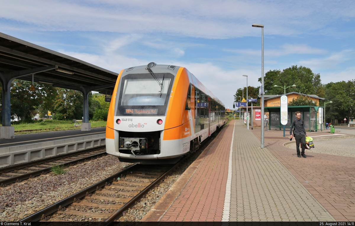 1648 916-2 (Alstom Coradia LINT 41), mit Werbung für die Nahverkehrsservice Sachsen-Anhalt GmbH (NASA), steht im Bahnhof Staßfurt auf Gleis 1.

🧰 Abellio Rail Mitteldeutschland GmbH
🚝 RB 80402 (RB41) Aschersleben–Magdeburg Hbf
🚩 Bahnstrecke Schönebeck–Güsten (KBS 335)
🕓 25.8.2021 | 14:11 Uhr