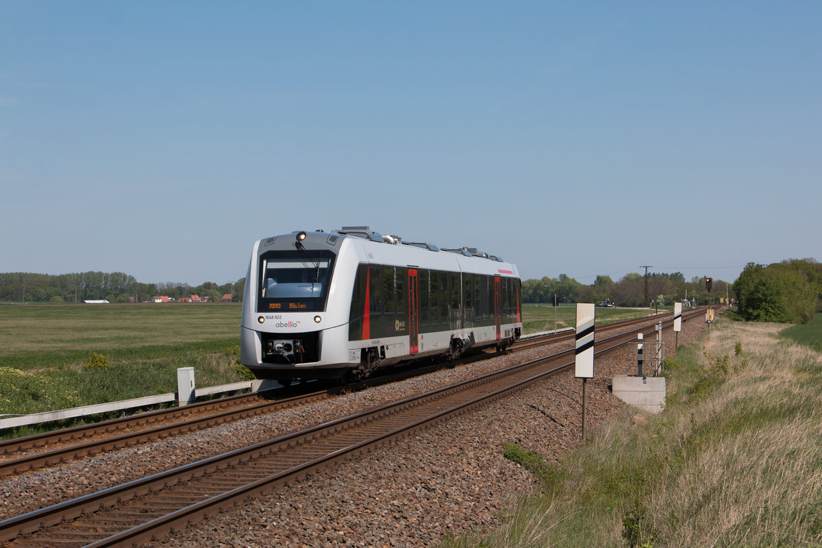 1648 922 als RB nach Güsten. Fotografiert am 30.04.2019 zwischen Biendorf und Baalberge. 