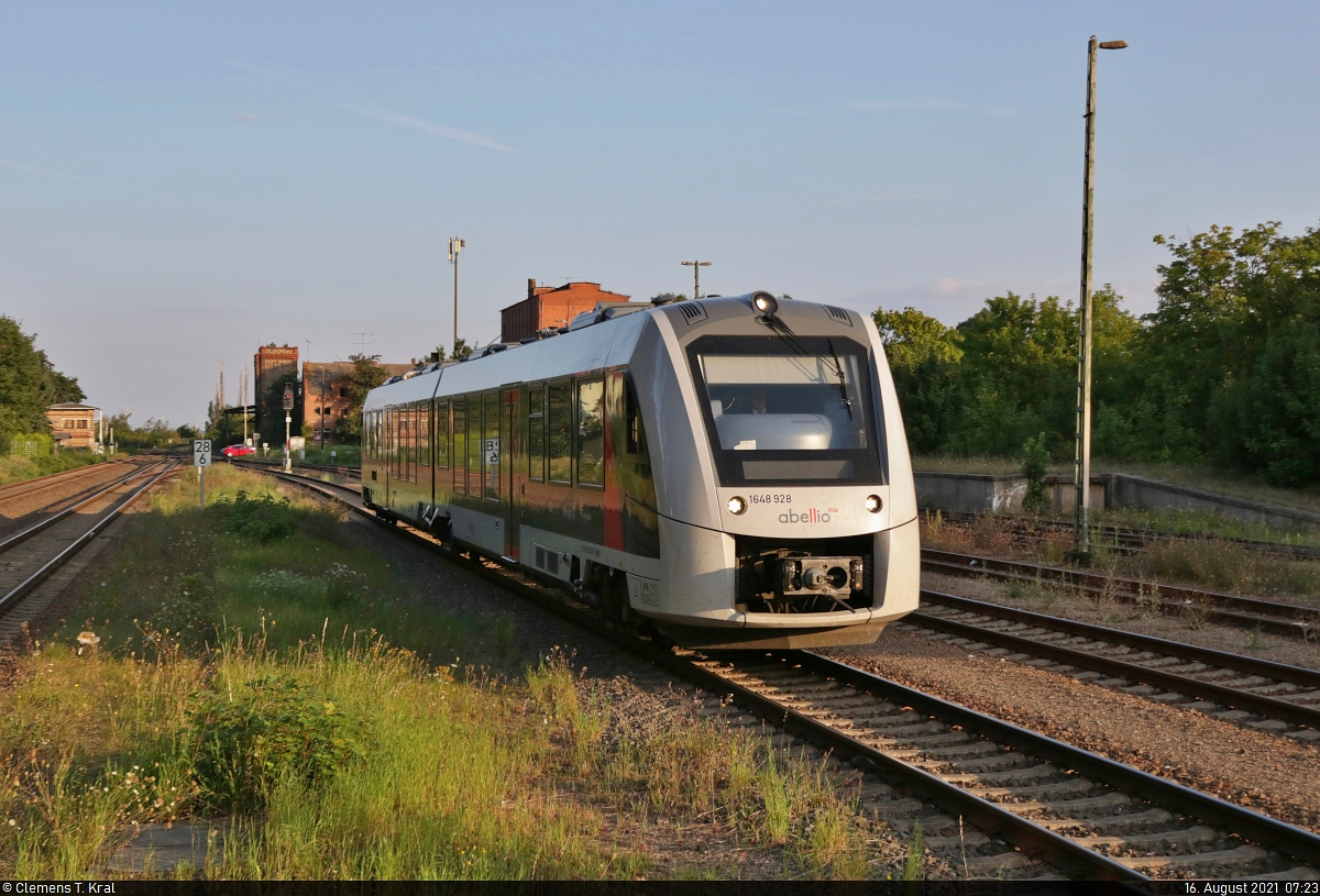 1648 928-7 (Alstom Coradia LINT 41) erreicht als Leerfahrt, von Baalberge kommend, den Bahnhof Könnern auf Gleis 3, um später als RB47 nach Halle(Saale)Hbf zu fahren.
Aufgenommen am Ende des Bahnsteigs 2/3.

🧰 Abellio Rail Mitteldeutschland GmbH
🕓 16.8.2021 | 7:23 Uhr