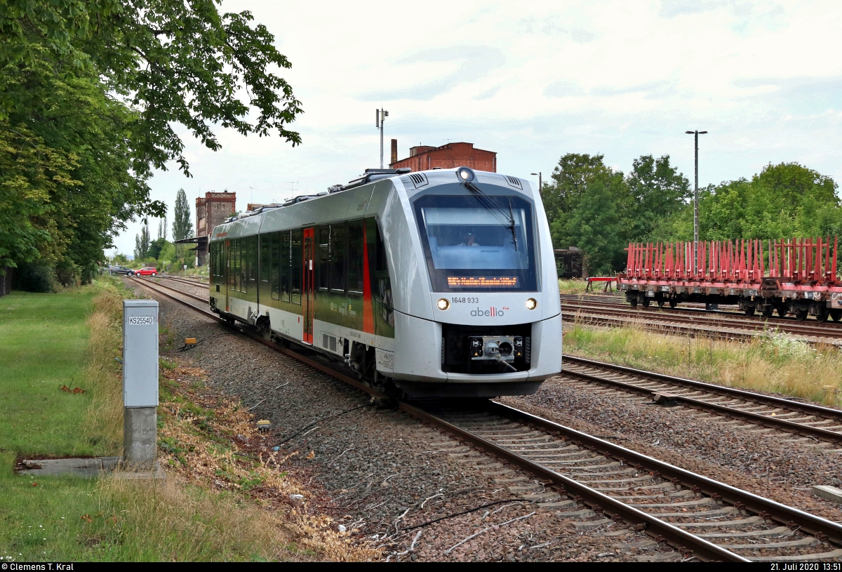 1648 933 (Alstom Coradia LINT 41) der Abellio Rail Mitteldeutschland GmbH als RE 75711 (RE4) von Goslar nach Halle(Saale)Hbf erreicht den Bahnhof Könnern auf Gleis 1.
Aufgenommen am Ende des Bahnsteigs 1.
[21.7.2020 | 13:51 Uhr]