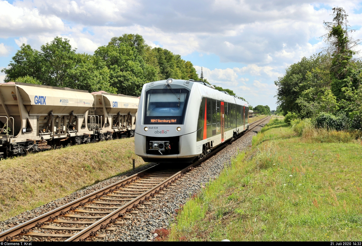 1648 938 (Alstom Coradia LINT 41) der Abellio Rail Mitteldeutschland GmbH als RB 80426 (RB47) von Halle(Saale)Hbf nach Bernburg Hbf, weiter als RB 75682 (RB48) nach Magdeburg Hbf, weiter als RB 80370 (RB36) nach Haldensleben, erreicht den Bahnhof Nauendorf(Saalkr) auf der Bahnstrecke Halle–Vienenburg (KBS 330).
Aufgenommen am Ende des Bahnsteigs 1.
[21.7.2020 | 14:32 Uhr]