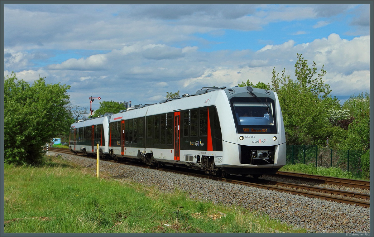 1648 945 hat mit einem weiteren 1648 Bernburg Hbf verlassen und erreicht in Kürze den neuen Haltepunkt Bernburg-Roschwitz. (01.05.2020)