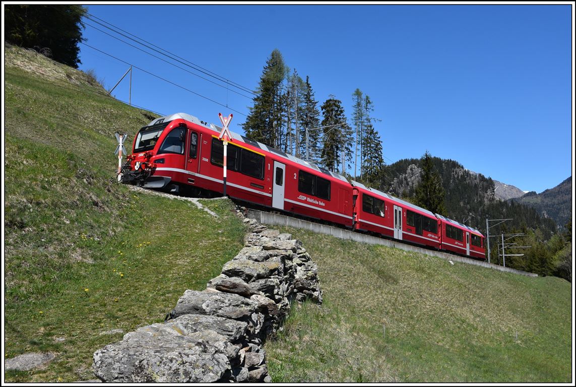 1652 mit ABe 8/12 3508 bei Cadera auf Bergfahrt Richtung St.Moritz. (07.05.2020)