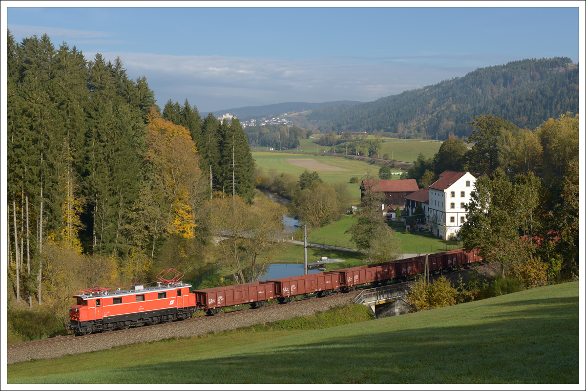 1670.09 mit dem Überstellzug SLGAG 93867 von Summerau nach Attnang-Puchheim, wo er in weiterer Folge von 2050.05 übernommen wurde, am 18.10.2019 bei der Ledermühle kurz nach Kefermarkt aufgenommen.
