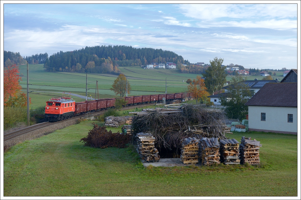 1670.09 mit dem Überstellzug SLGAG 93867 von Summerau nach Attnang-Puchheim kurz nach der Ausfahrt aus Summerau am 18.10.2019.