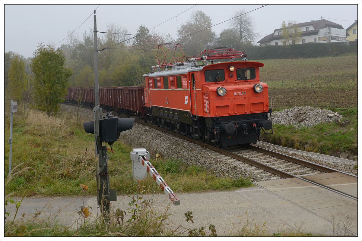 1670.09 mit dem Überstellzug SLGAG 93867 von Summerau nach Attnang-Puchheim, wo er in weiterer Folge von 2050.05 übernommen wurde, am 18.10.2019 wenige Kilometer vor Lungitz.