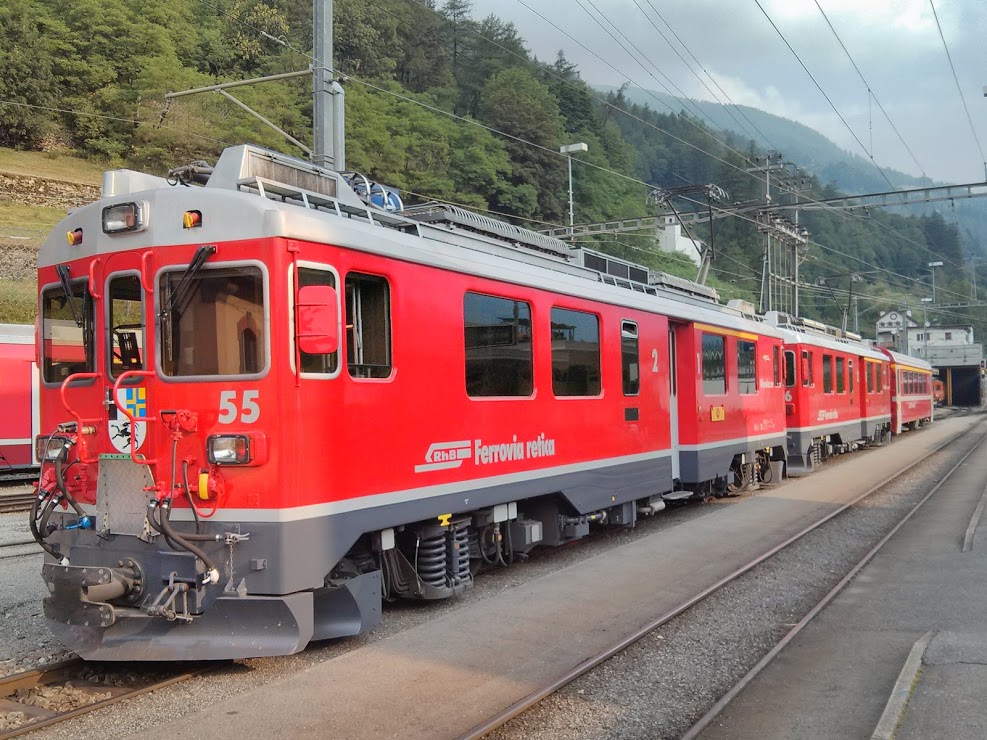 16.7.2015 morgens, GE 6/6II Nr. 55 nach der Einfahrt in Poschiavo  