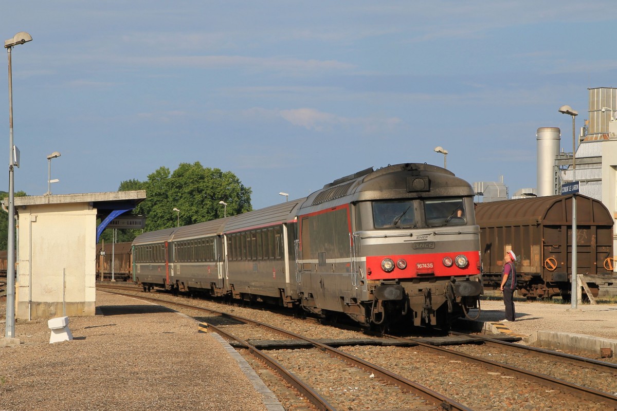 167435 mit IC 4590 Clermont-Ferrand-Bordeaux St Jean auf Bahnhof Condat-le-Lardin am 27-6-2014.