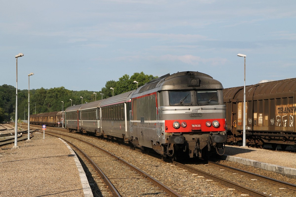 167435 mit IC 4590 Clermont-Ferrand-Bordeaux St Jean auf Bahnhof Condat-le-Lardin am 27-6-2014.