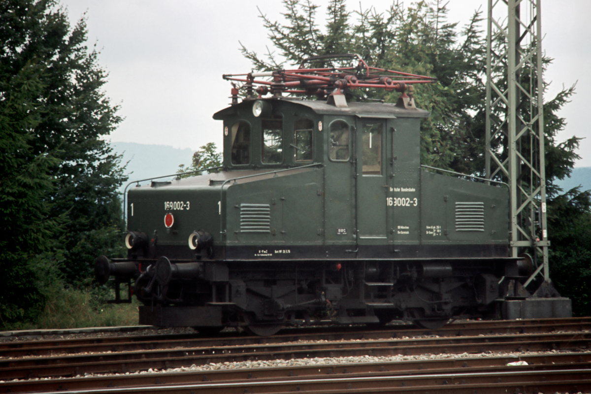 169 002 stand 1981 am Endpunkt seiner ehemaligen Stammstrecke Oberammergau/Murnau auf der westlichen Seite des Bf. Murnau