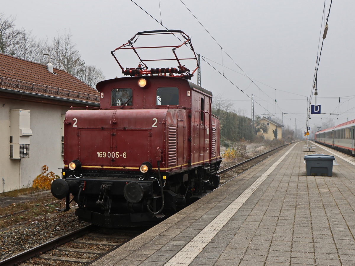 169 005-6 rangiert in Prien am Chiemsee am 01. Dezember 2024.