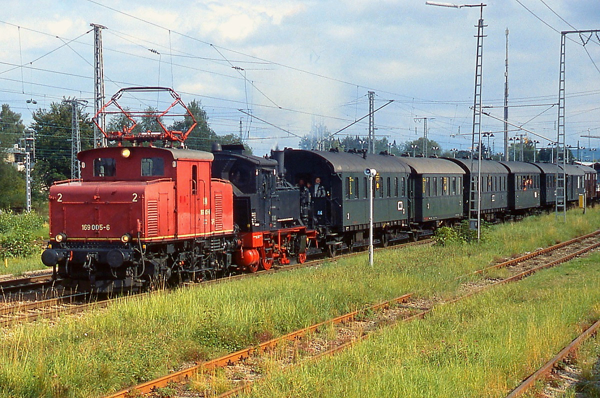 169 005 und 70 083 verlassen im August 2007 den Bahnhof Holzkirchen in Richtung München