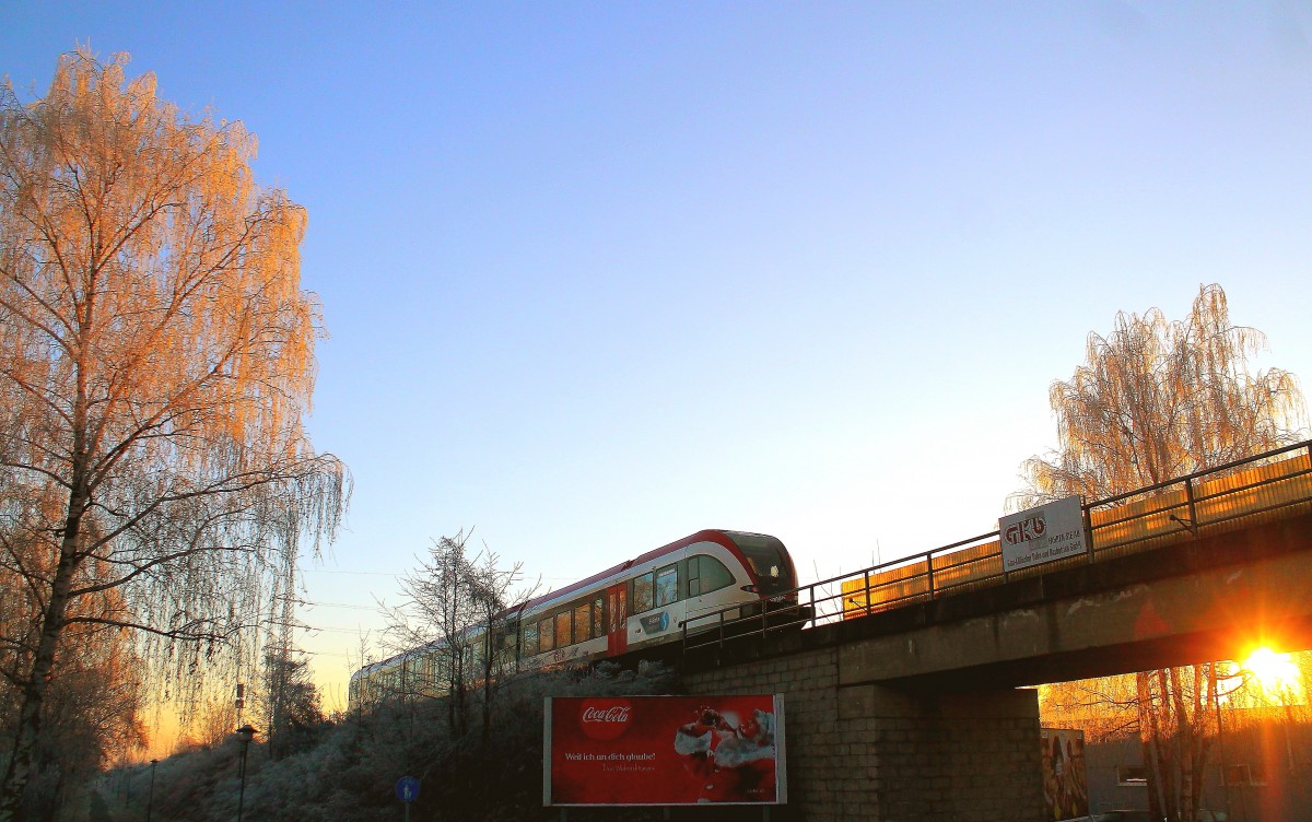 16.Dezember 2013 R4358 verlässt der Sonne entgegen den Bahnhof Deutschlandsberg.