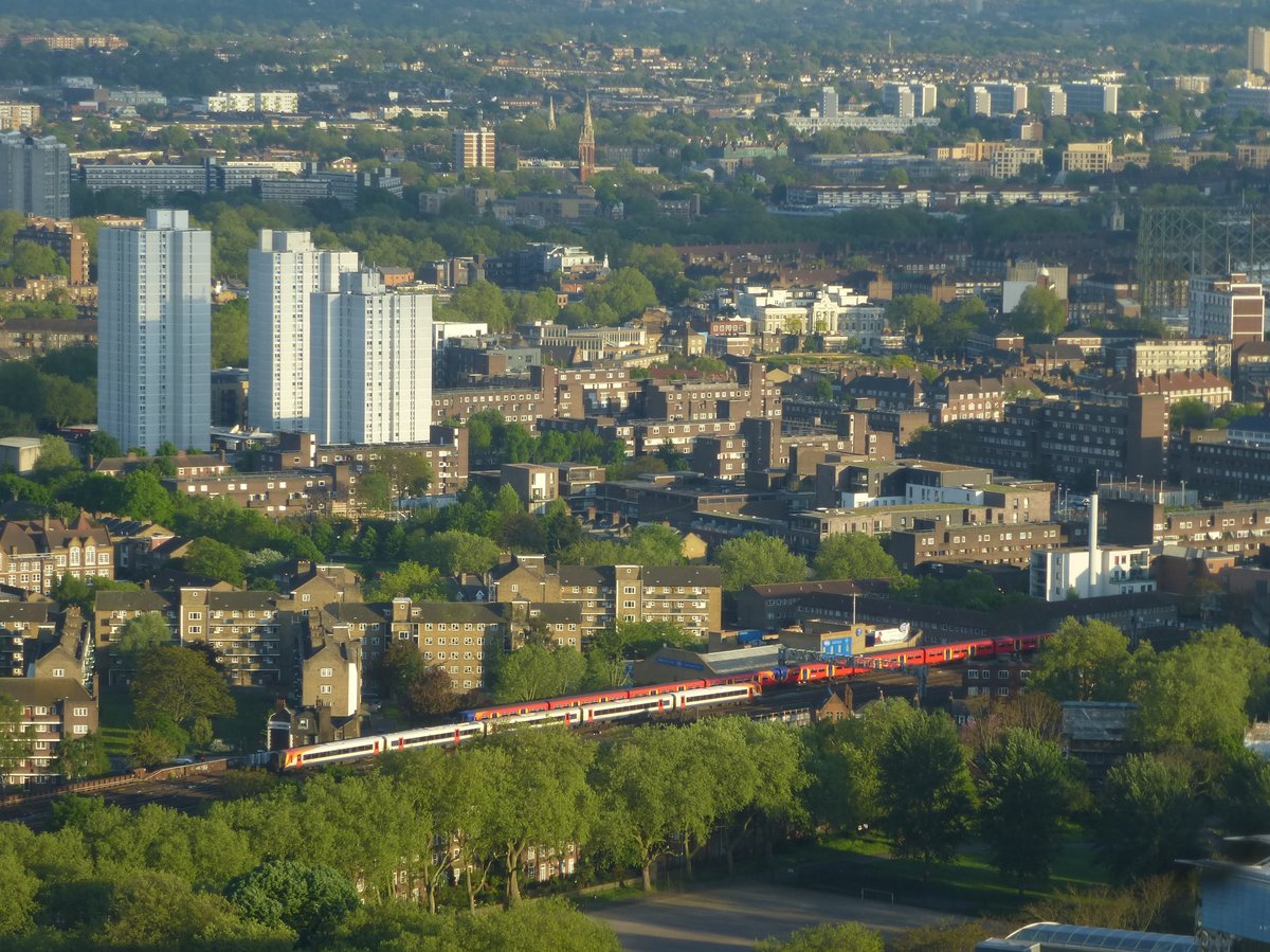 16.Mai 2016, London - Eine Class 444 und 450 der  Southwest  fahren hier gerade in der nähe von  Waterloo .
Dieses Bild wurde vom London-Eye aus aufgenommen.

