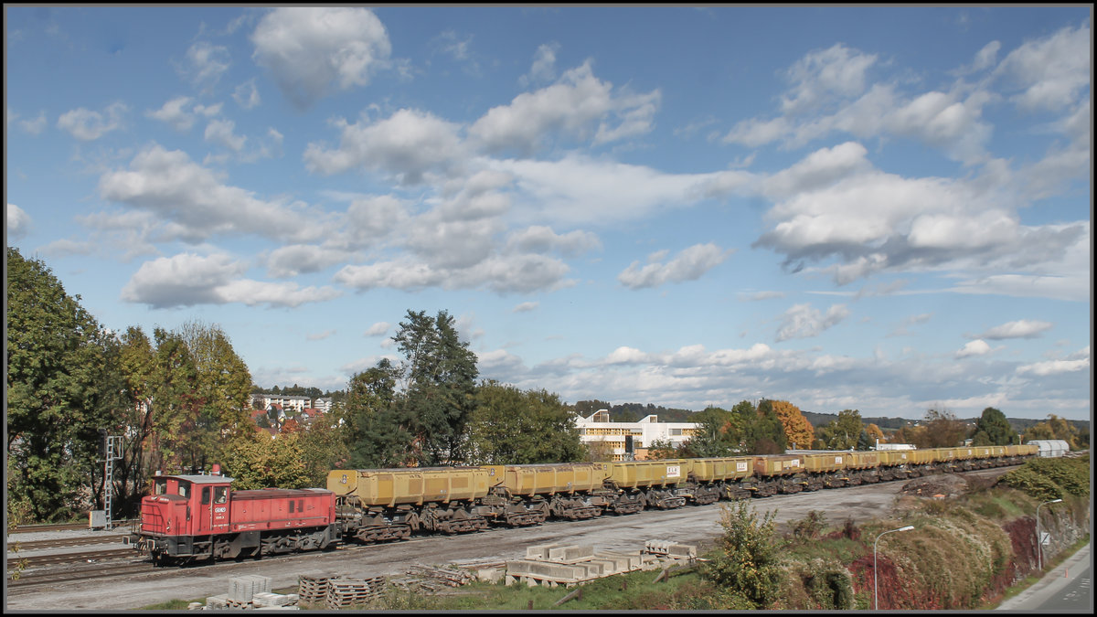 16.Oktober 2013. 

DH600.3 wartet im Bahnhof Deutschlandsberg auf weitere Arbeit.