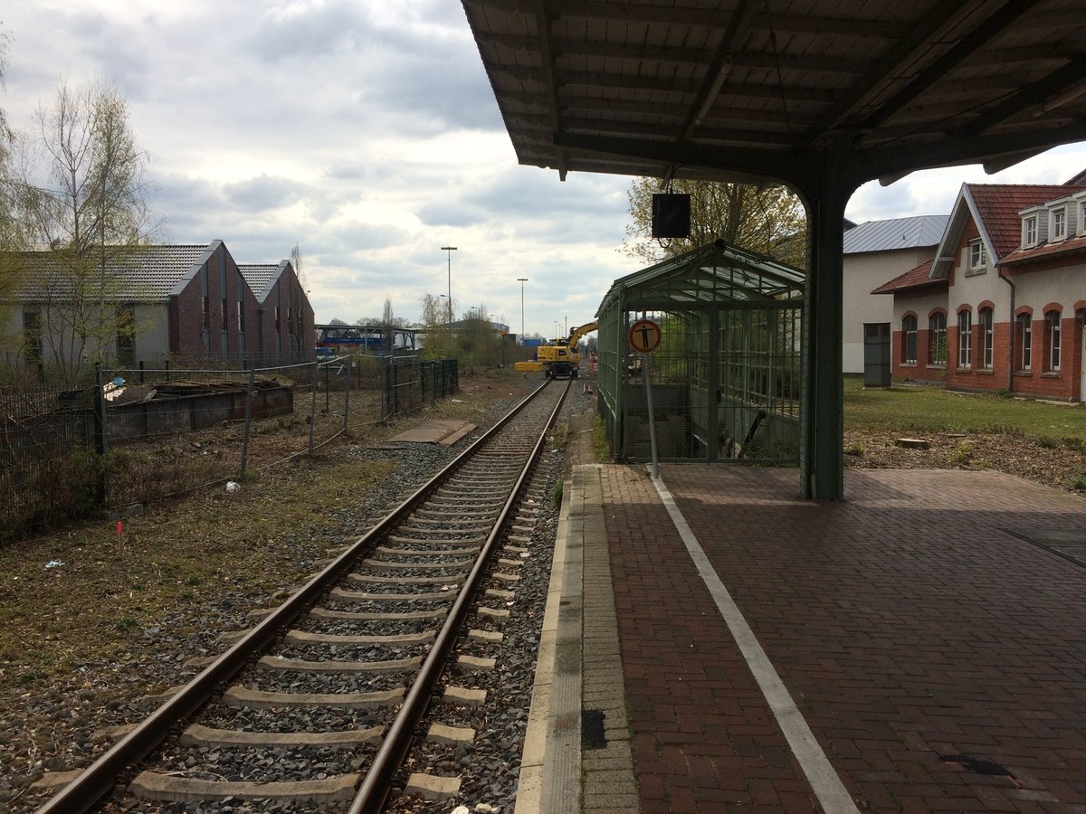 17-04-21, Deutschland, NRW, Kreis Borken, Bahnhof Bocholt, Kranwagen, Bauarbeiten zur Elektrifizierung der Strecke Wesel - Bocholt. 