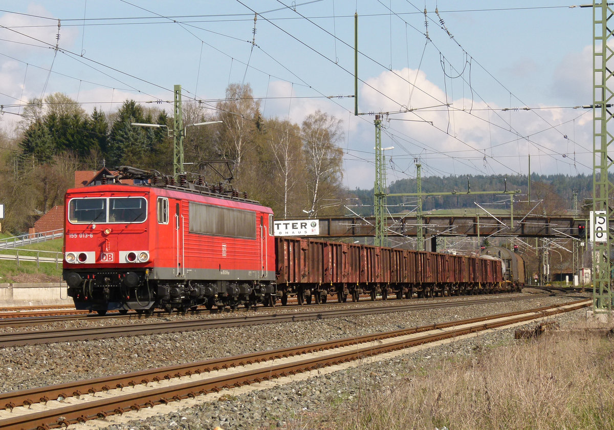 17. April 2012, Ein Güterzug aus Saalfeld fährt durch den Bahnhof Kronach.