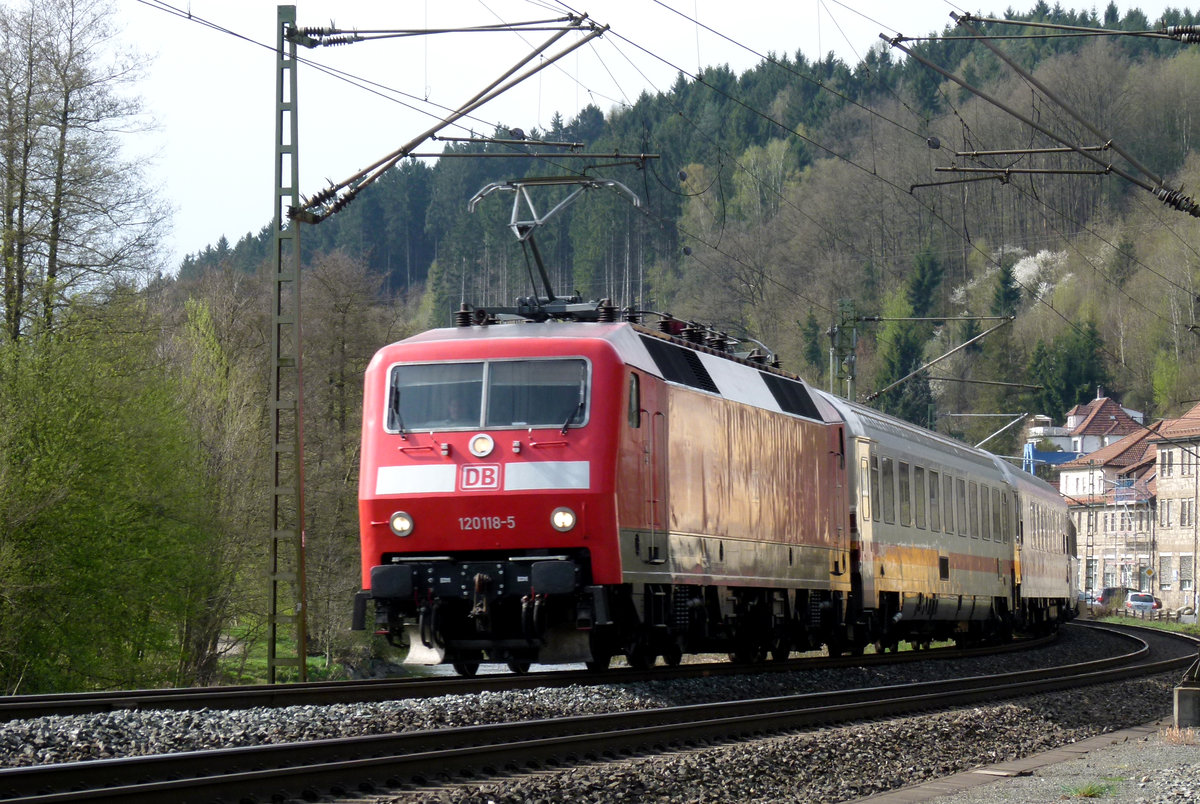 17. April 2015, IC 2300 München - Berlin fährt durch Kronach. Lok 120 118 führt, 120 131 schiebt nach.