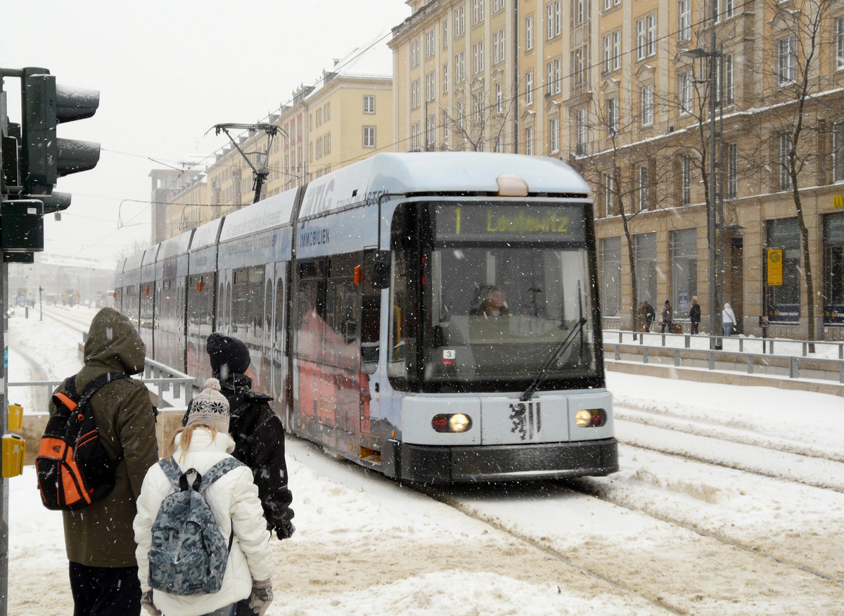 17. Dezember 2010, Dresden, Auf der Wilsdruffer Straße fährt bei dichtem Schneetreiben Tw 2716 als ein Zug der Linie 1 nach Leutewitz
