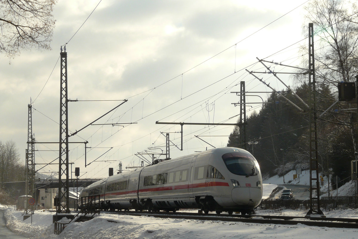 17. Februar 2009, ICE 73926 München - Warnemünde passiert die Nordausfahrt des Bahnhofs Kronach. Der ICE-Betrieb auf der Frankenwaldbahn begann im Mai 2000 und endete mit der Fertigstellung der Schnellfahrstrecke Erfurt - Ebensfeld im Jahr 2018.