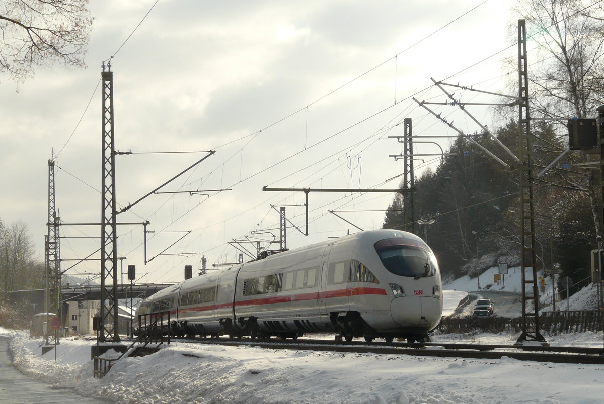 17. Februar 2009, ICE 73926 München - Warnemünde an der Nordausfahrt des Bahnhofs Kronach