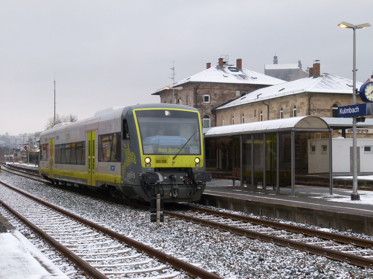17. Januar 2013, die agilis betreibt seit Sommer 2008 einige oberfränkische Nahverkehrsleistungen. Hier hält ag 84524 Bayreuth - Bad Rodach im Bahnhof Kulmbach.