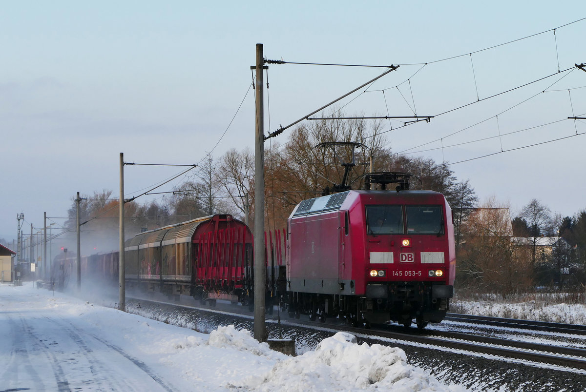 17. Januar 2017, Lok 145 053 fährt mit einem Güterzug durch Küps in Richtung Saalfeld.