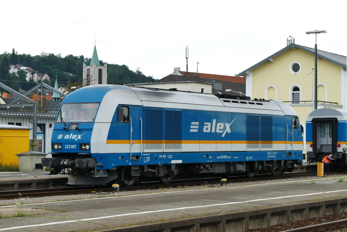 17. Juli 2017, In Schwandorf rangiert die  ALEX -Lok 223 067 an einen Zug nach Regensburg.