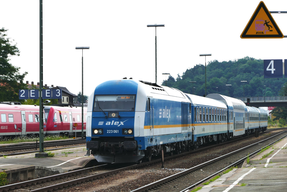 17. Juli 2017, Lok 223 061 fährt mit einem Zug der ALEX nach Hof in den Bahnhof Schwandorf ein.