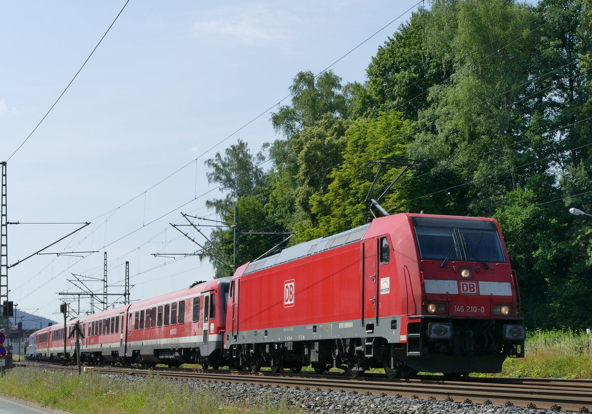 17. Juli 2018, Kronach, Ausfahrt in Richtung Saalfeld. Lok 146 210 hat vier VT am Haken. Erkannt habe ich die Nummern 629 347, 629 335, 628 335, 628 903, 628 236, 628 318.