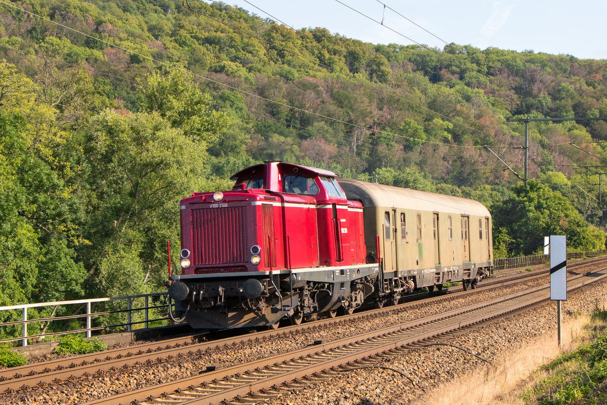 17. Juli 2019 in Bad Kösen: V 100 2100 (212 100-2) der Bayernbahn hat einen hochinteressanten Waggon an der Strippe. 